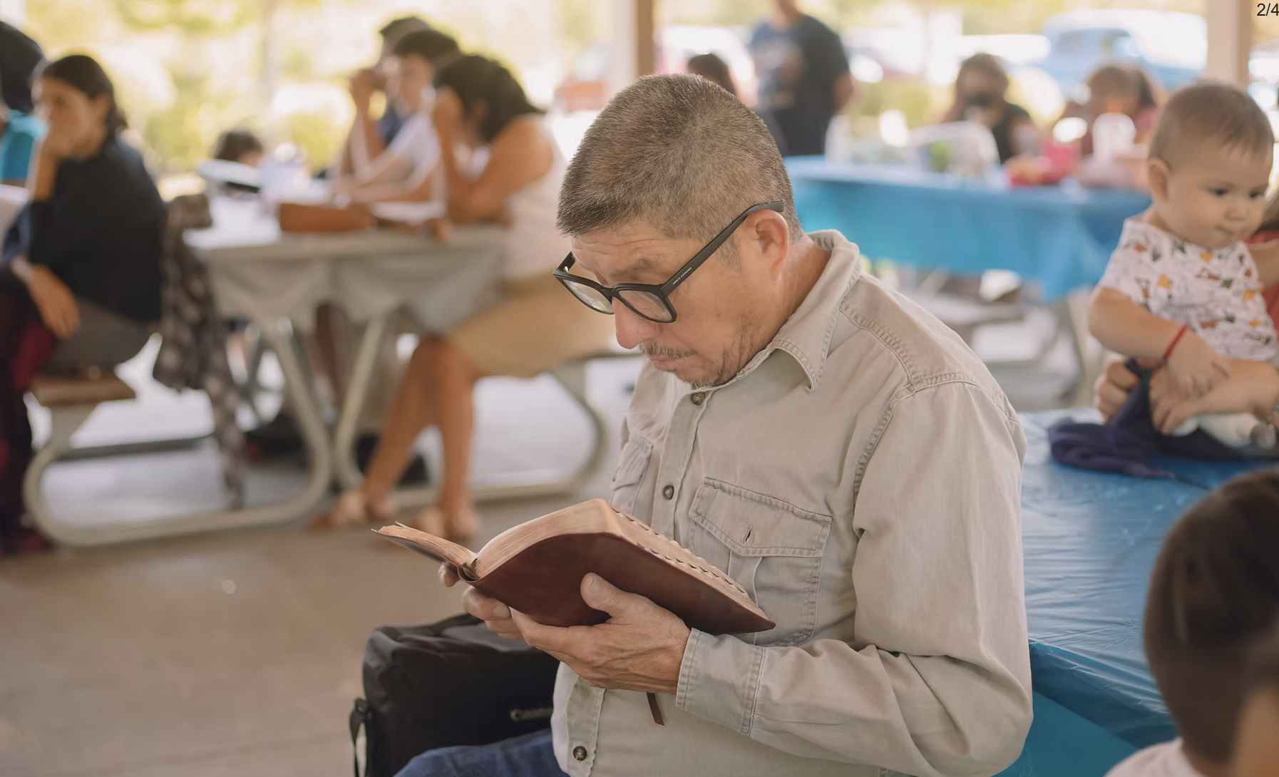 Hombre leyendo su Biblia durante un tiempo de compañerismo